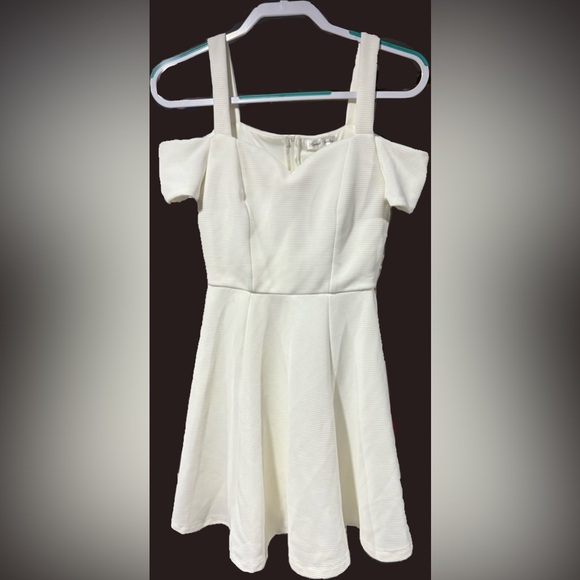 Emerald Sundae Small dressy midi length dress. Cold shoulder mini sleeve. … - Picture 2 of 4